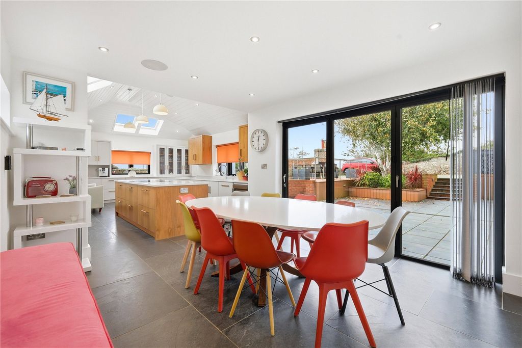 Property photo 2 of 18 Kitchen/Breakfast