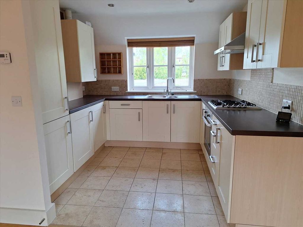 Property photo 3 of 10 Fitted Kitchen