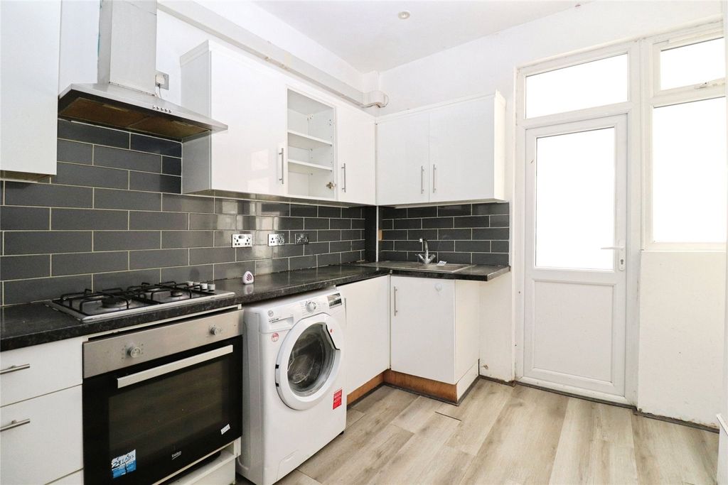 Property photo 3 of 14 Kitchen