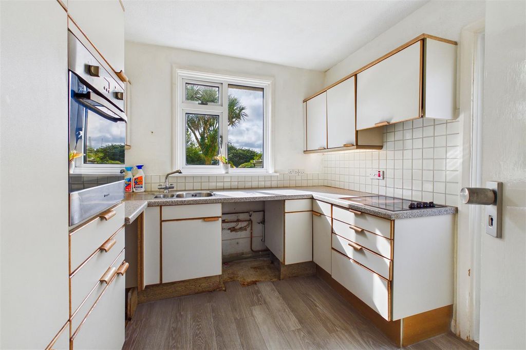 Property photo 3 of 14 Kitchen.