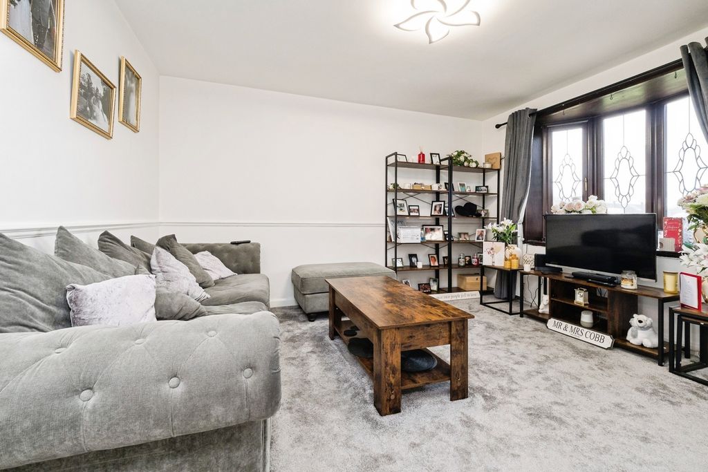 Property photo 3 of 20 Lounge