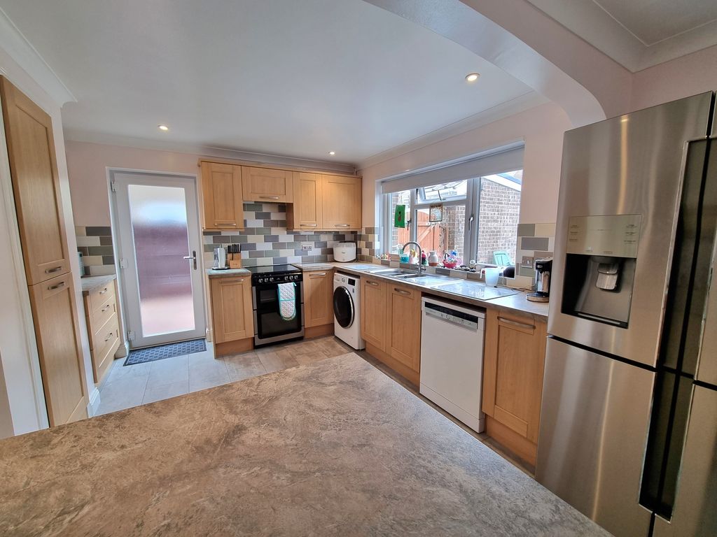 Property photo 3 of 19 Kitchen