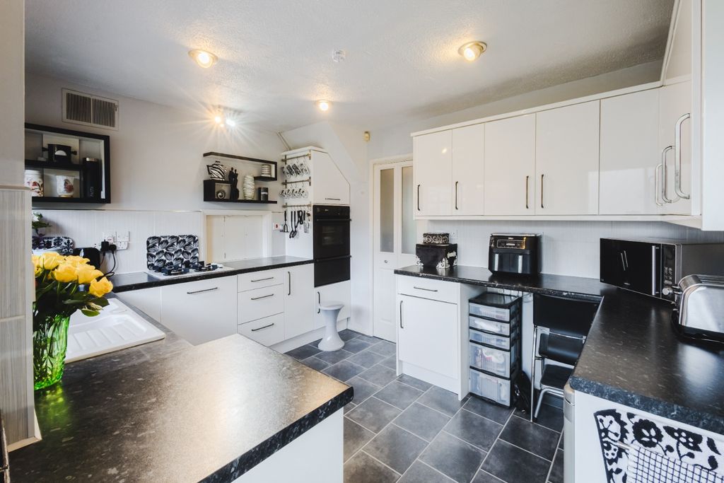 Property photo 3 of 26 5560693