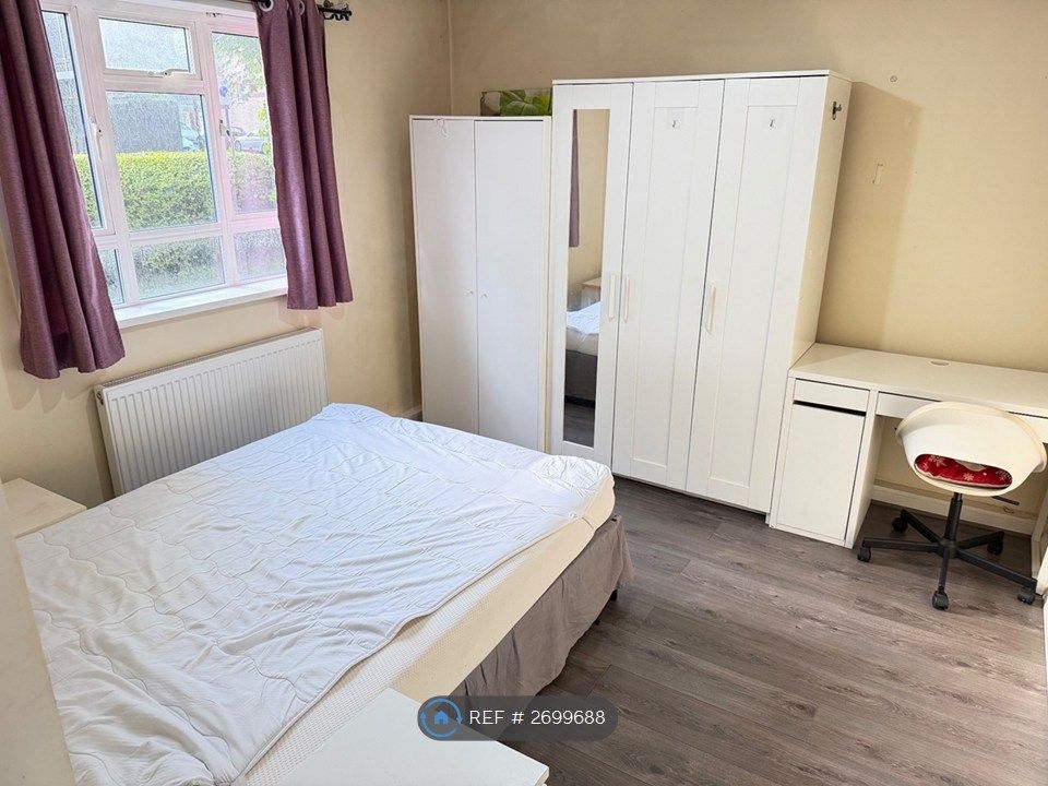 Property photo 3 of 11 Bedroom 2 (View 1)