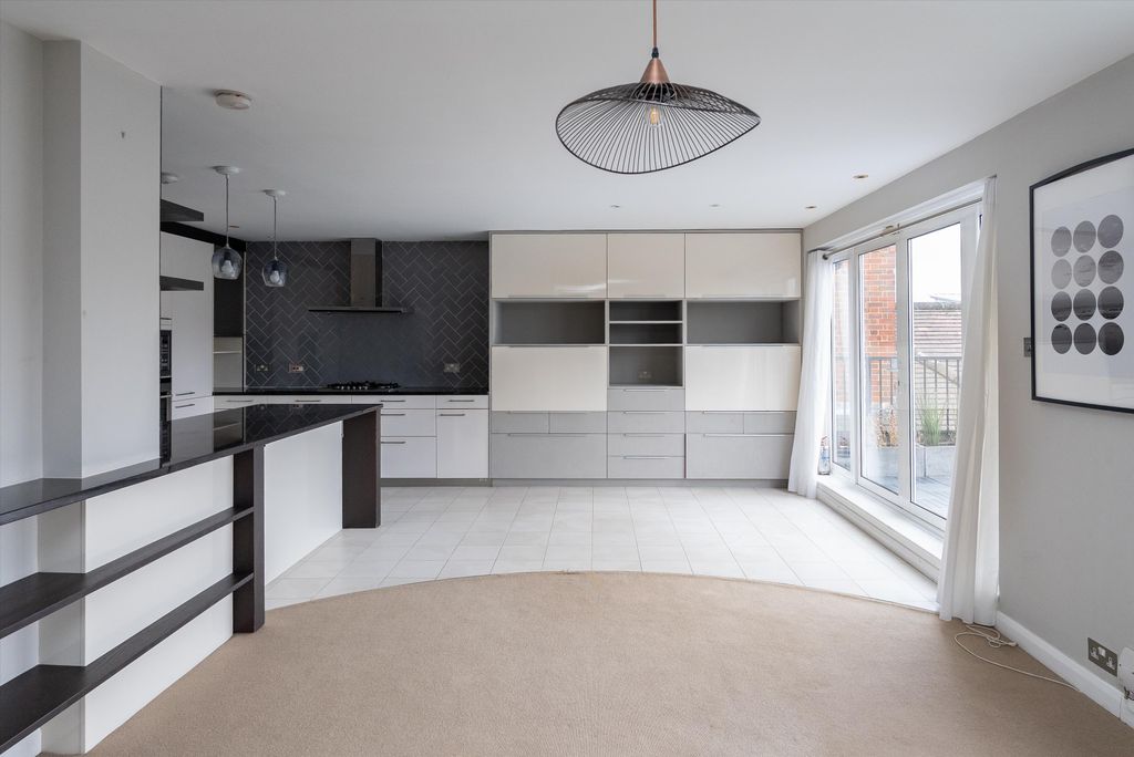 Property photo 3 of 18 Image