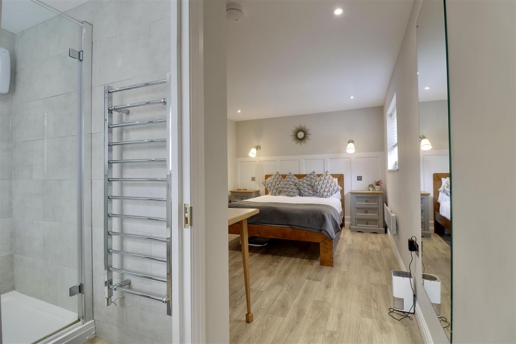 Property photo 1 of 32 08E67BA1-8C7E-407D-969E-E155502B8Ec4_1_201_A.Jpeg