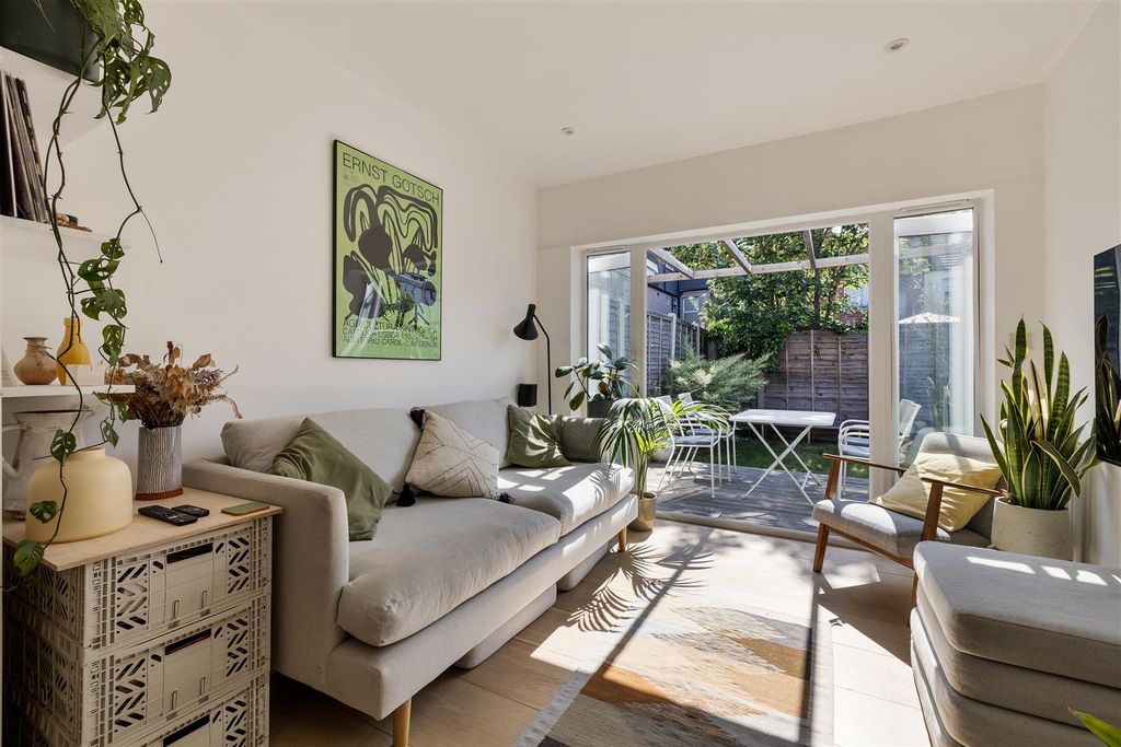 Property photo 2 of 31 Melbourne Road E10