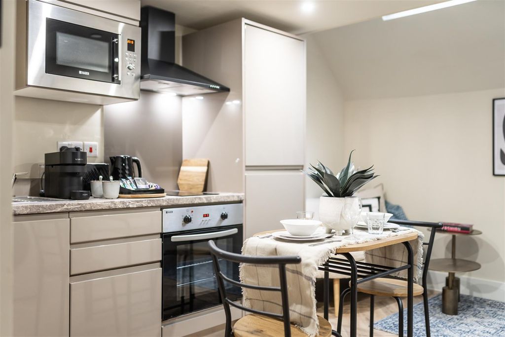 Property photo 3 of 11 Copy Of 178-147 The Headrow Leeds 2-178.Jpg