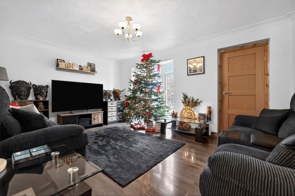 Property photo 3 of 20 Lounge