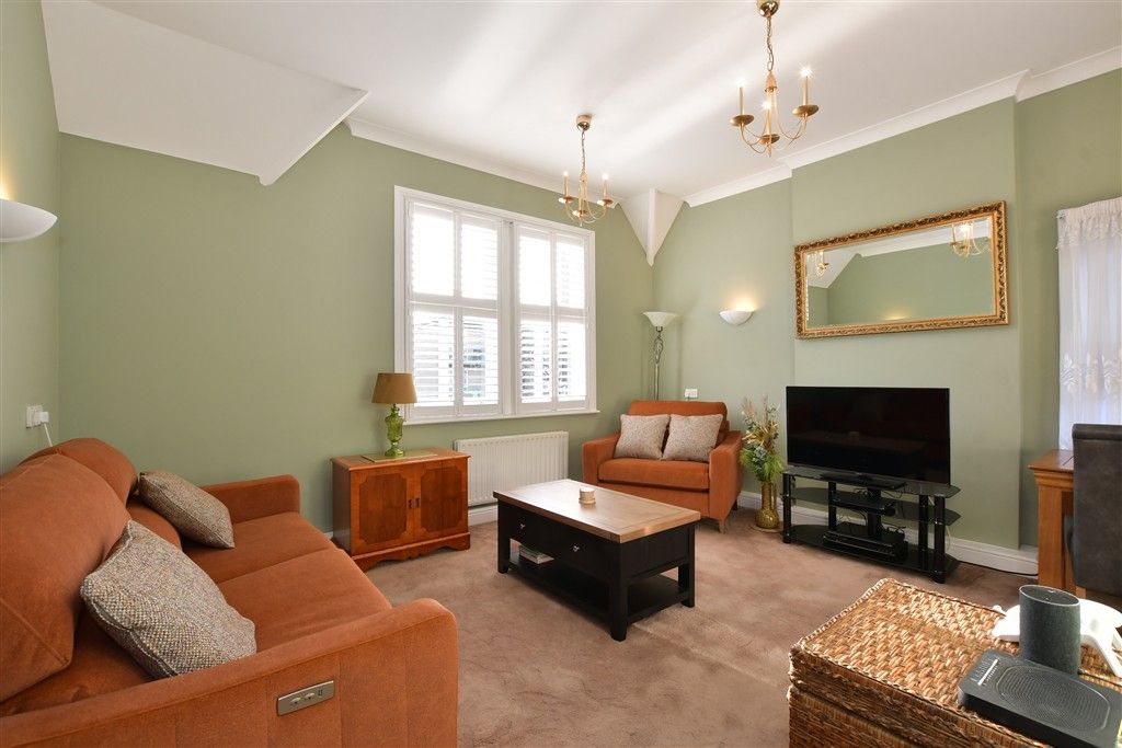 Property photo 3 of 8 Lounge/Dining Area