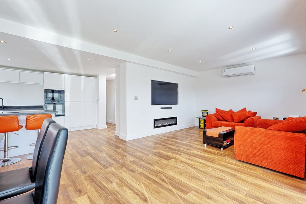 Property photo 1 of 33