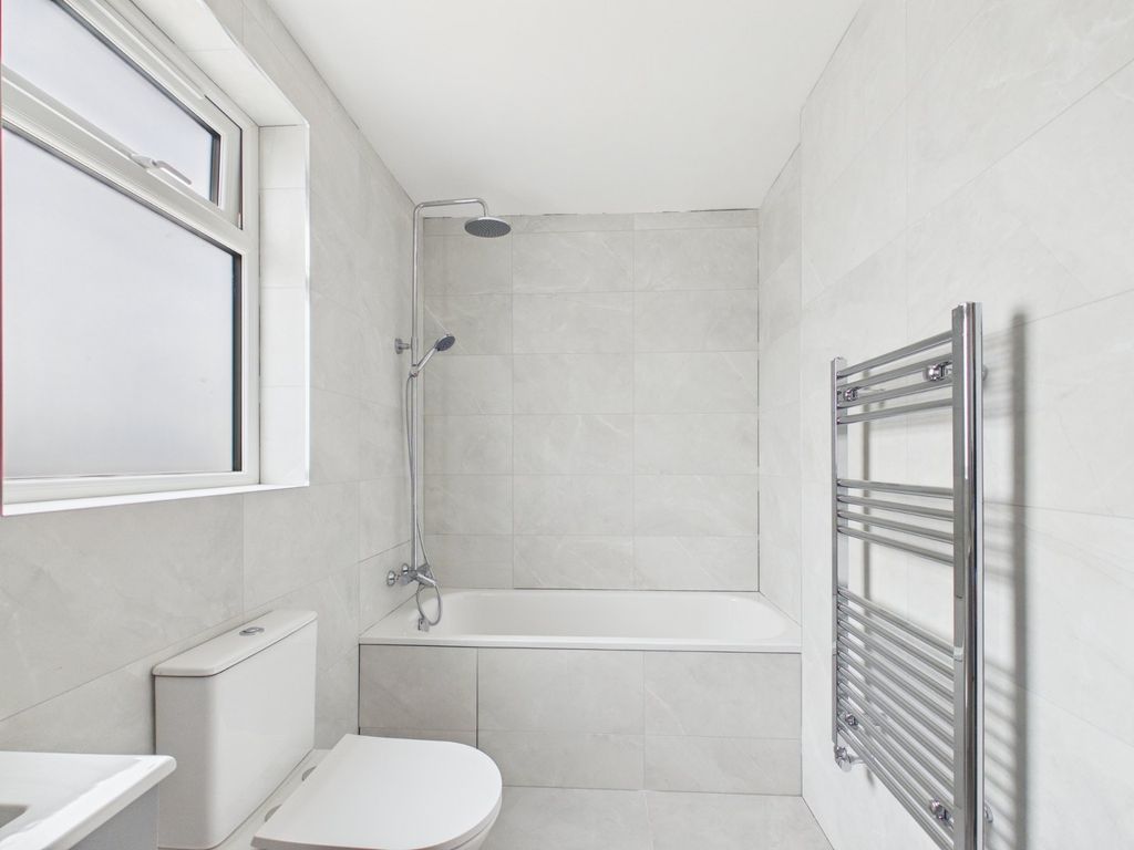 Property photo 3 of 10 Bathroom