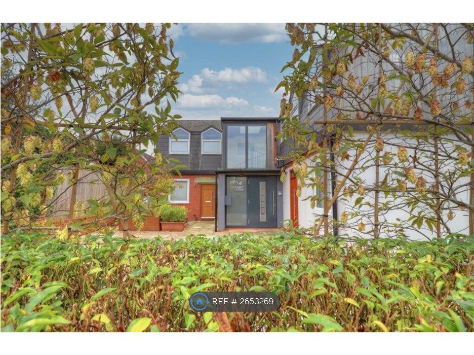 Property photo 2 of 21 Courtyard