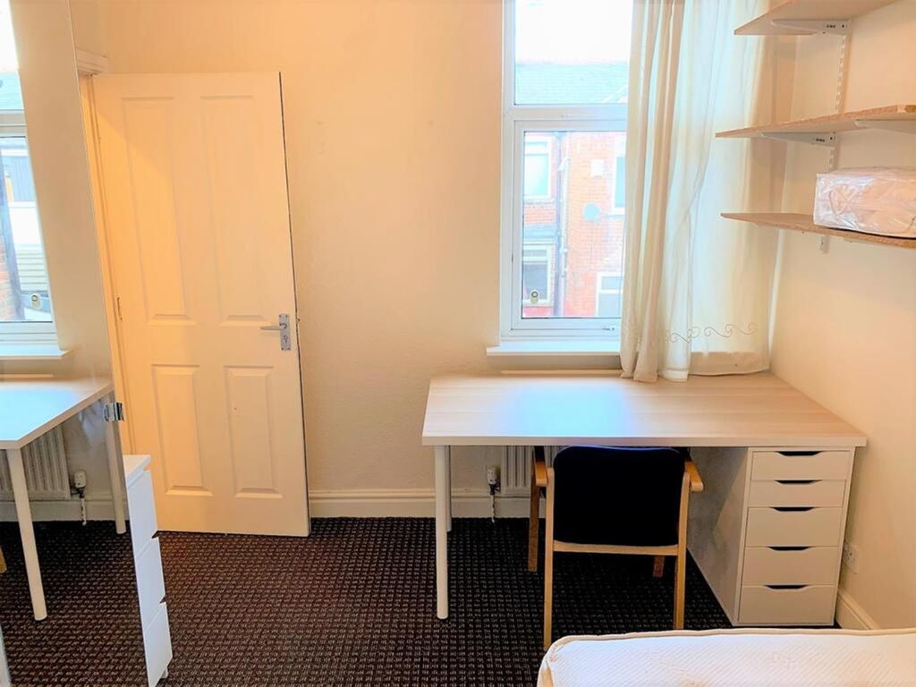 Property photo 1 of 12 This Spacious Double Bedroom Features Ample Natura...