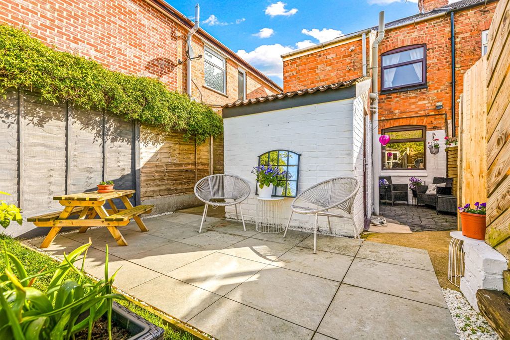 Property photo 2 of 25