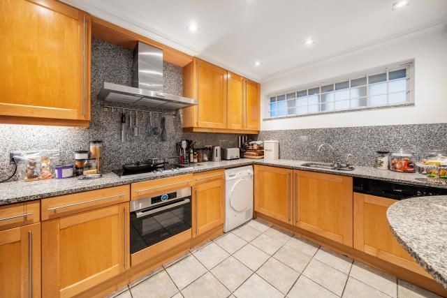 Property photo 3 of 31 Kitchen