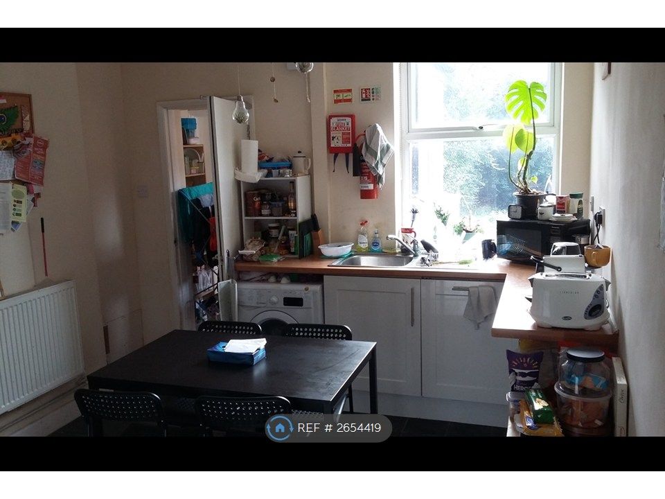 Property photo 2 of 10 Kitchen