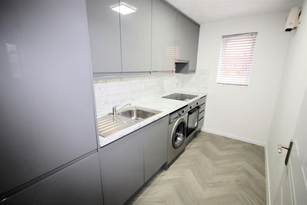 Property photo 2 of 10 Fitted Kitchen