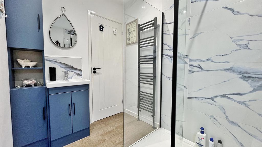 Property photo 3 of 20 Bathroom