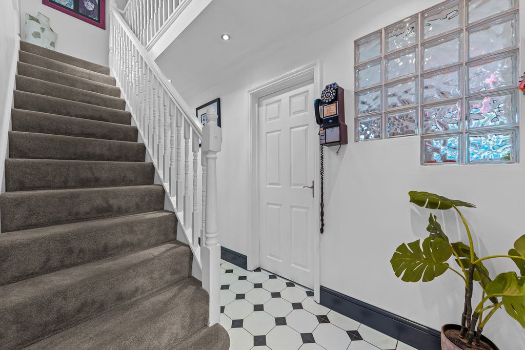 Property photo 3 of 41