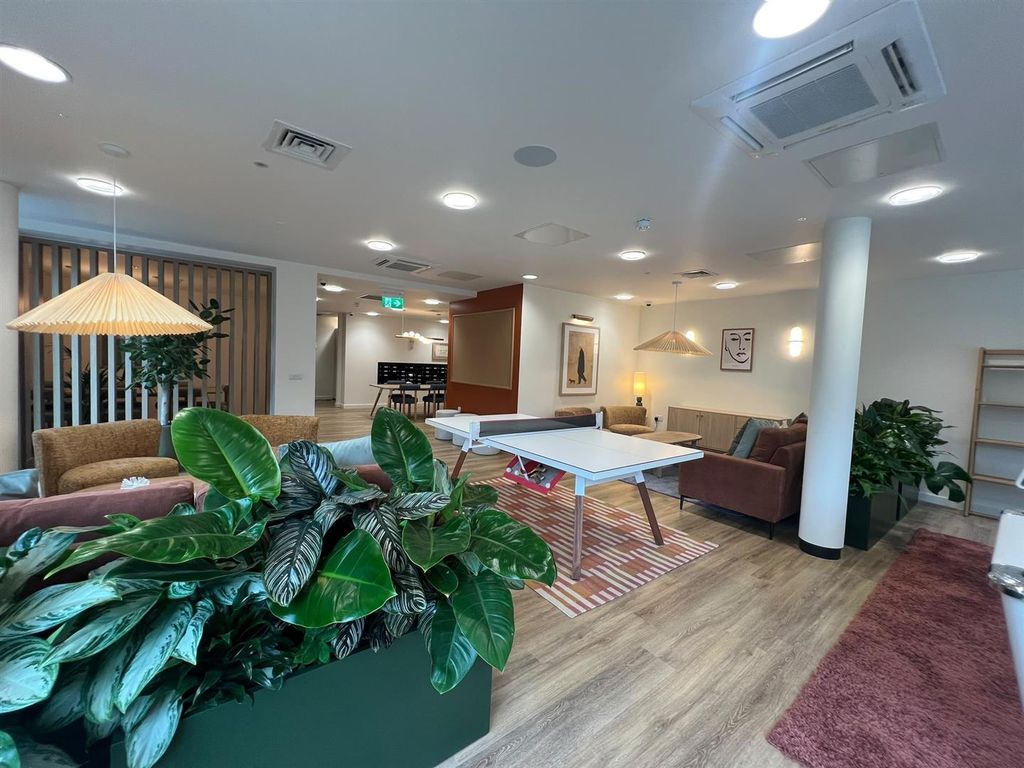 Property photo 3 of 9 Tyne Bridge Communal Area.. .Jpg
