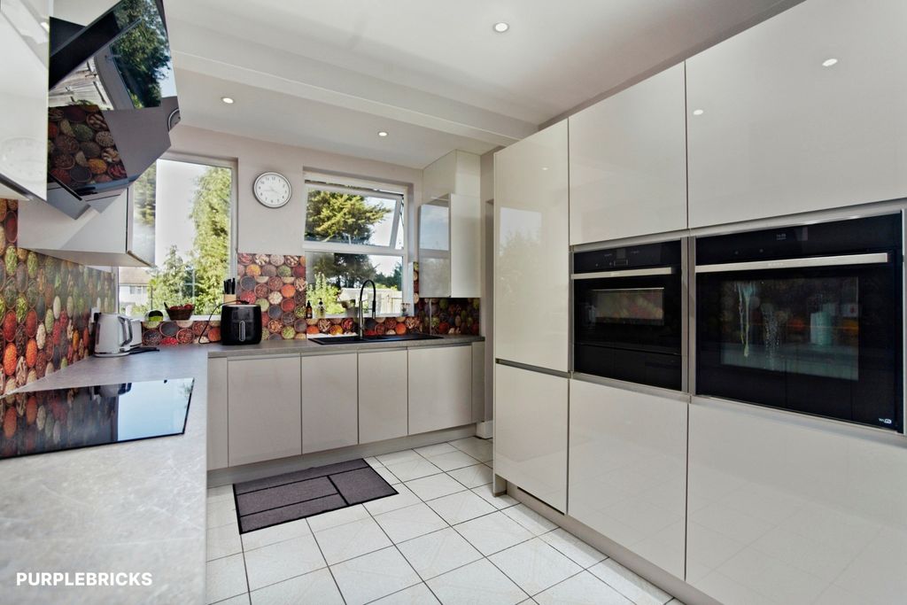 Property photo 3 of 20 Kitchen