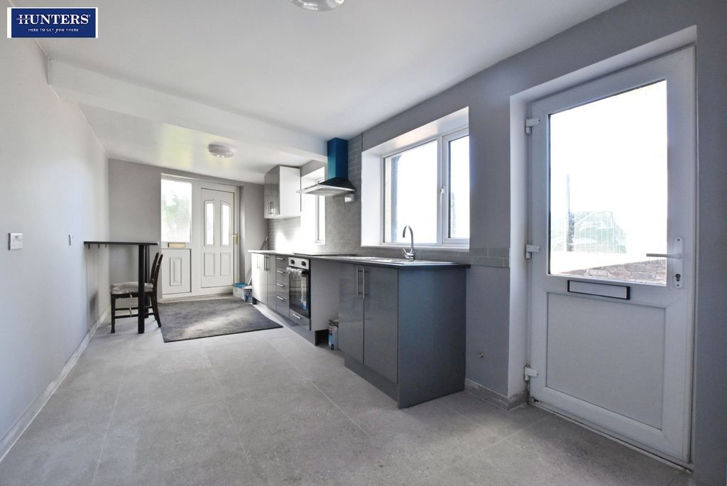 Property photo 3 of 11 Kitchen
