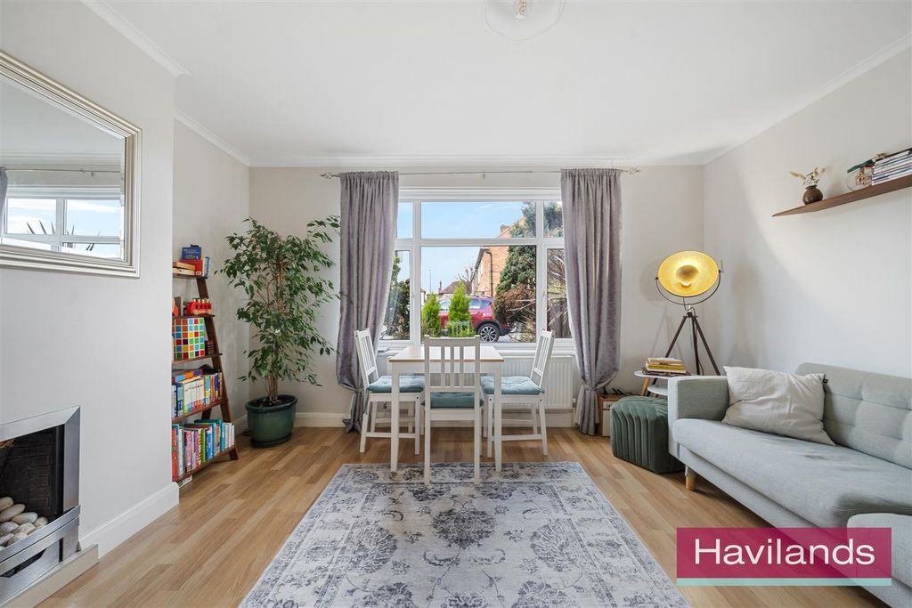 Property photo 3 of 12 Fairlawn Close-5.Jpg