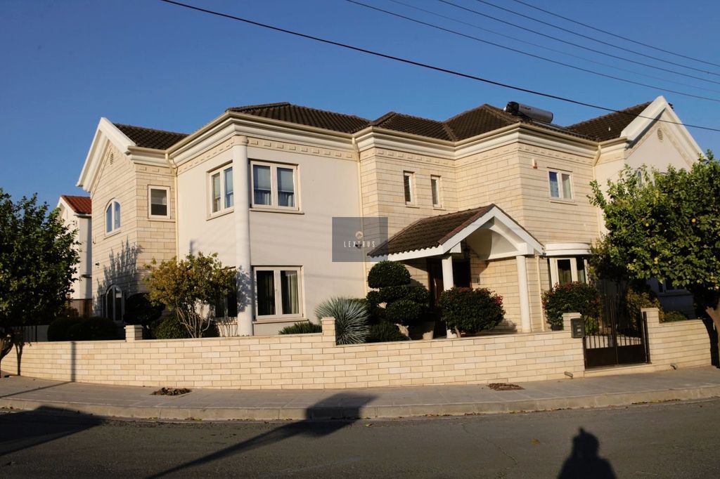 Property photo 2 of 34