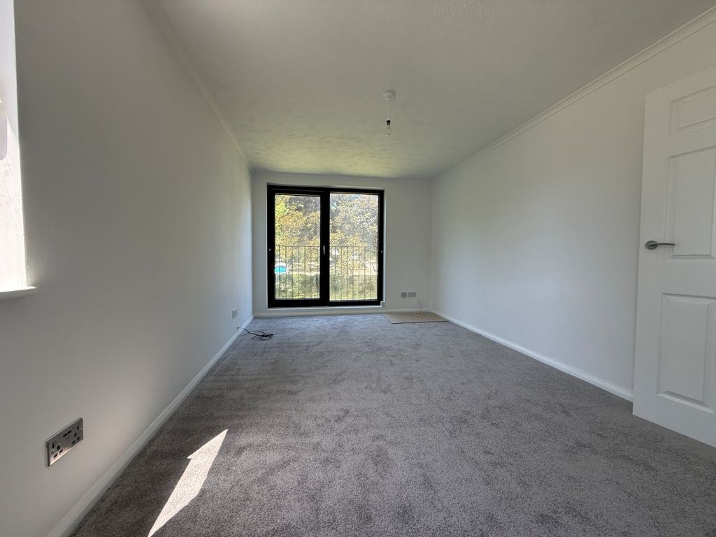 Property photo 3 of 8 Lounge