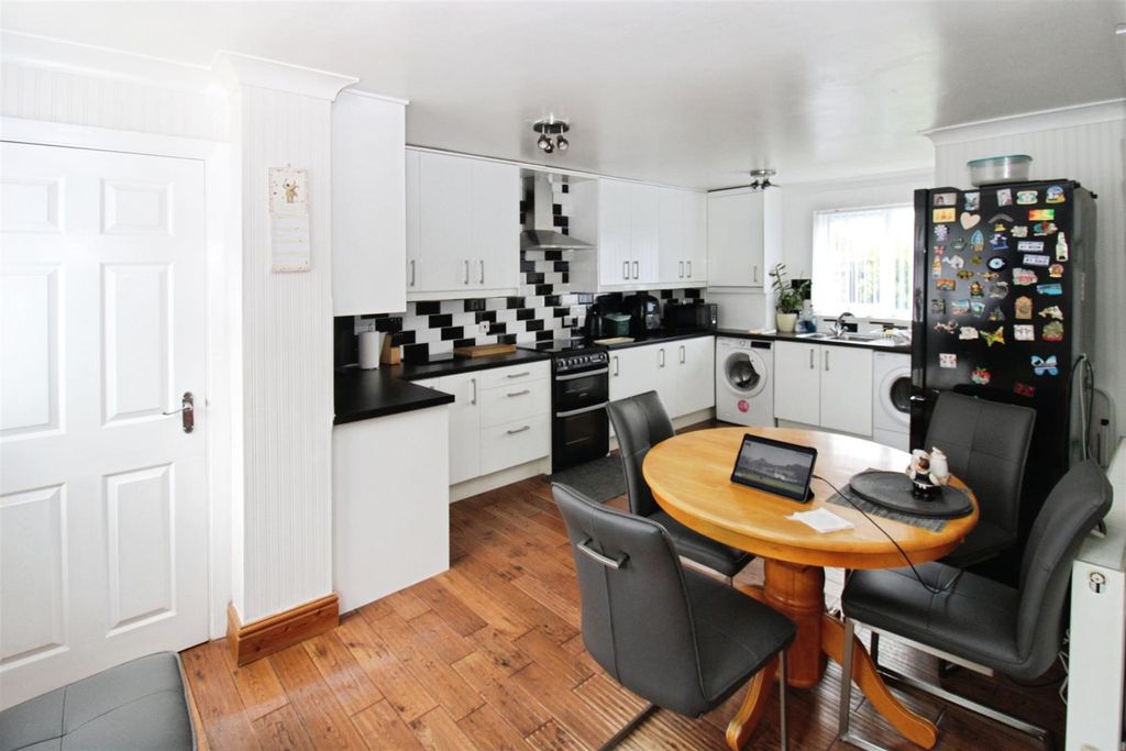Property photo 2 of 17 Fitted Dining Kitchen / Day Room