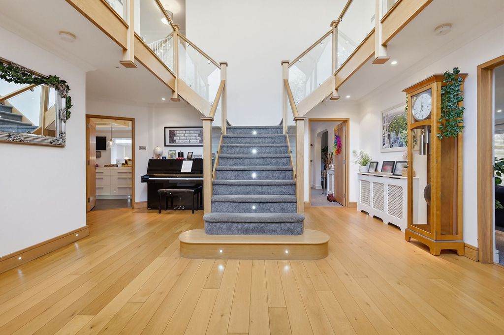 Property photo 2 of 33