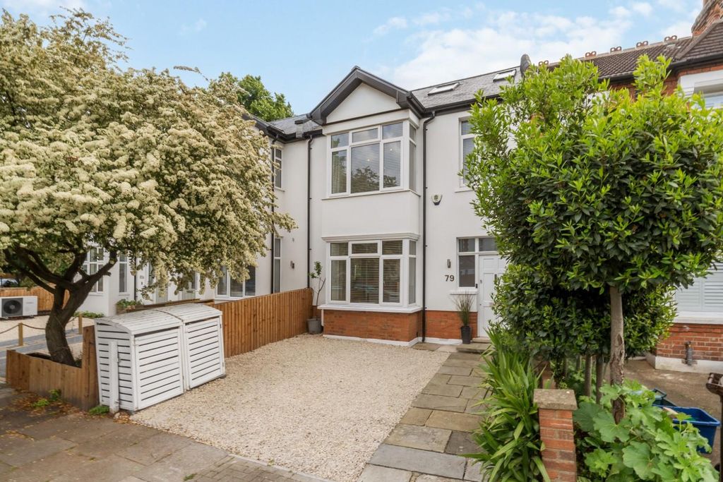 Property photo 3 of 13 Grantham Road 79 Ph17.Jpg