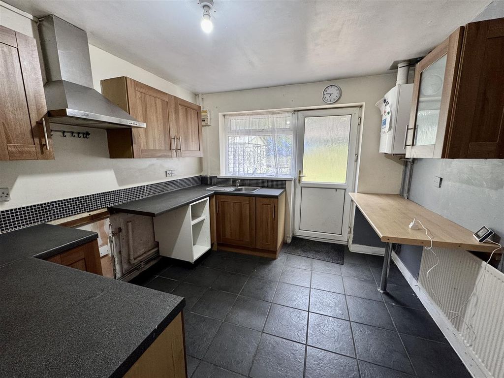 Property photo 3 of 10 Kitchen