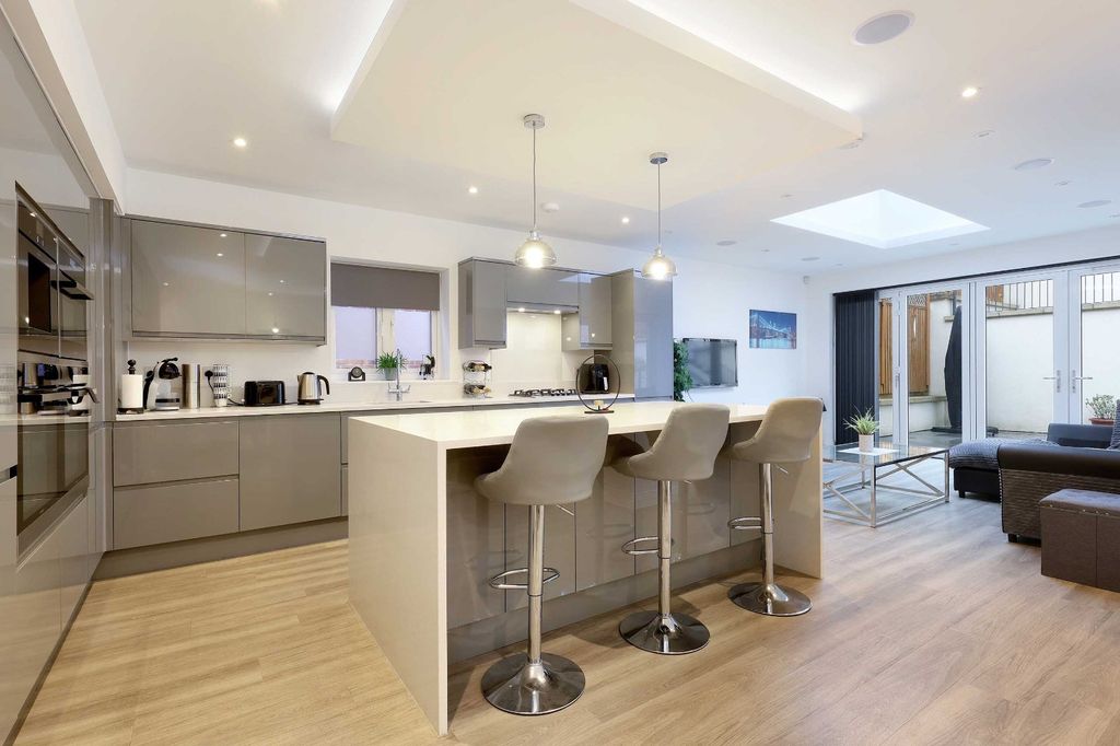 Property photo 2 of 24 Picture No. 14