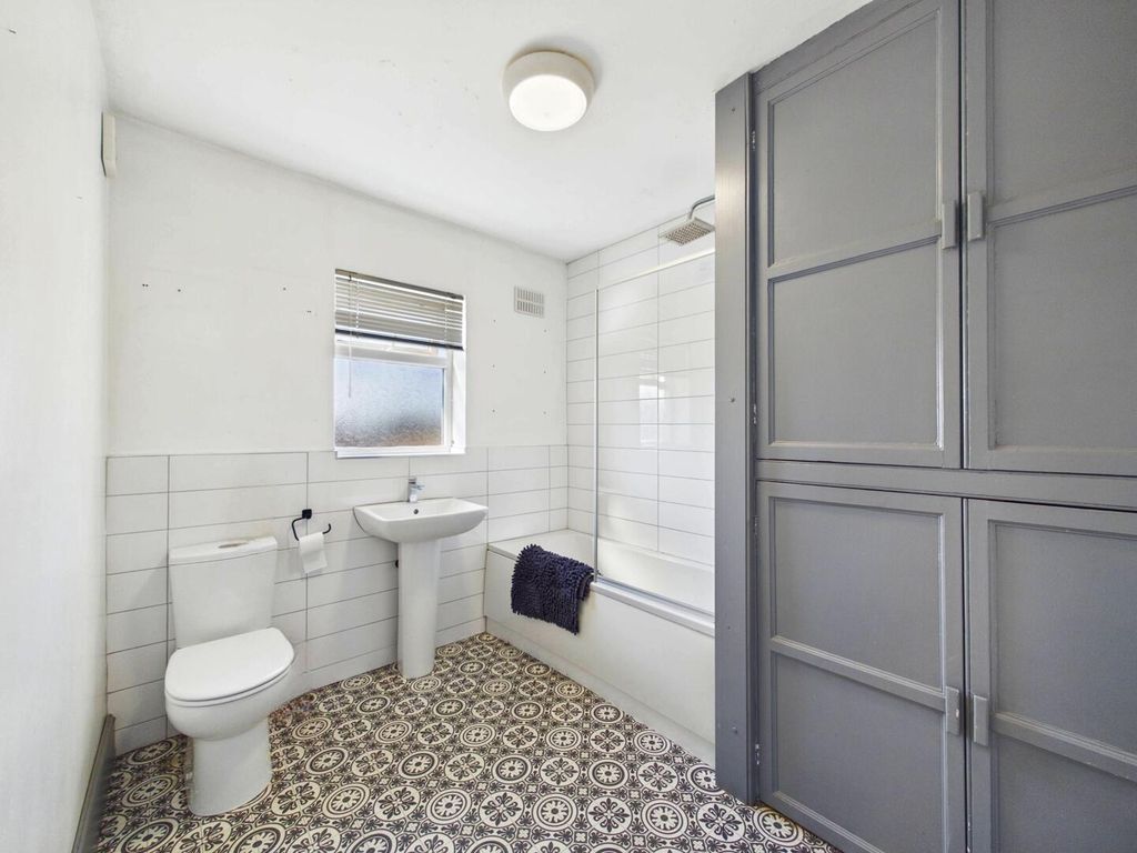 Property photo 3 of 9 Bathroom