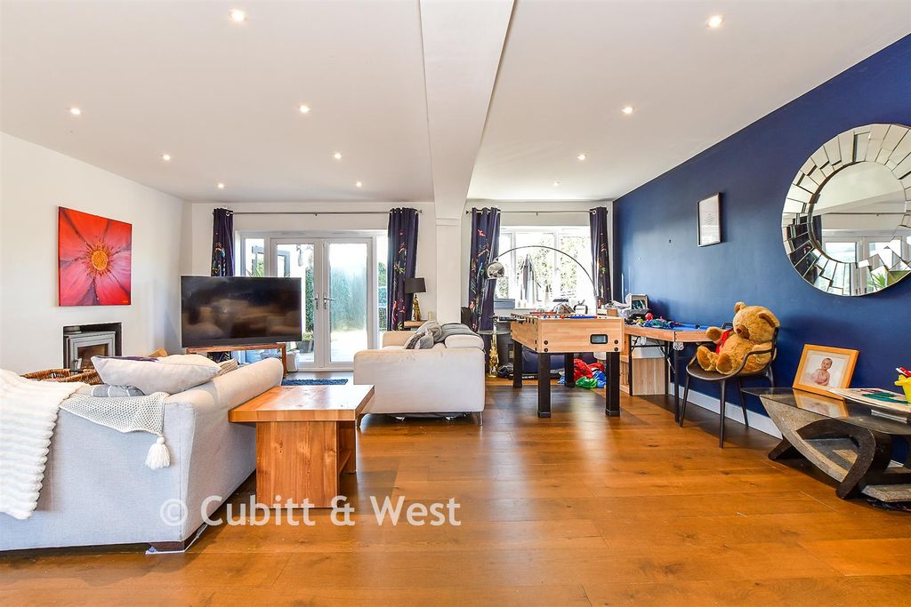 Property photo 3 of 19 Lounge