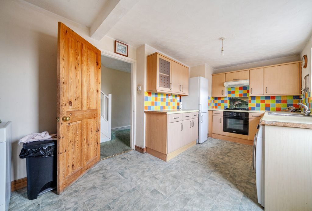 Property photo 2 of 12 1385172-11-692707...