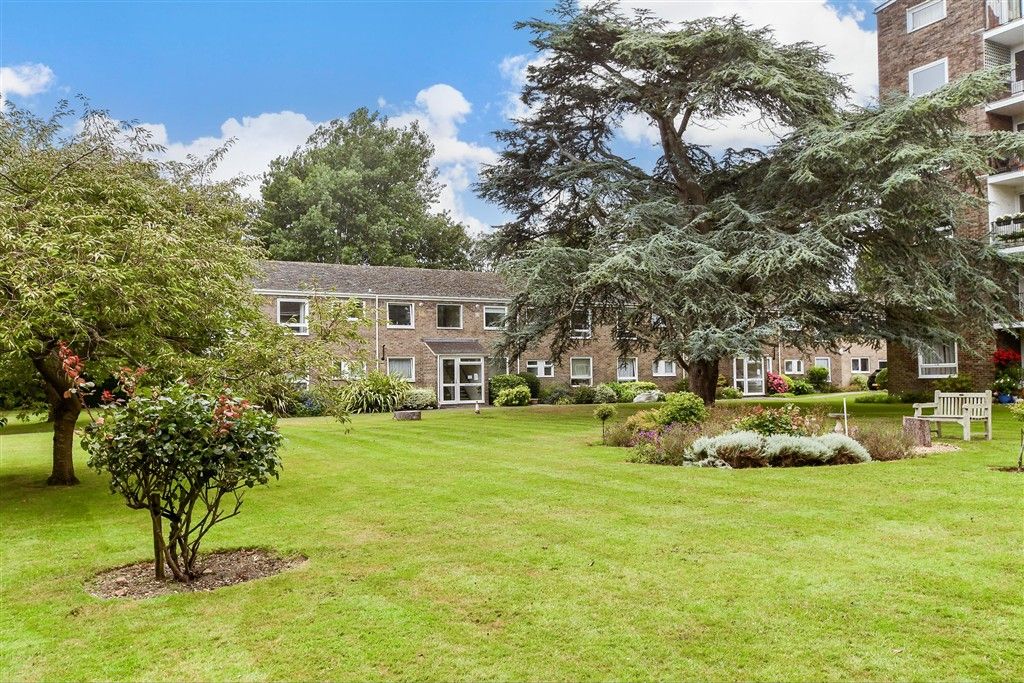 Property photo 3 of 9 Communal Gardens