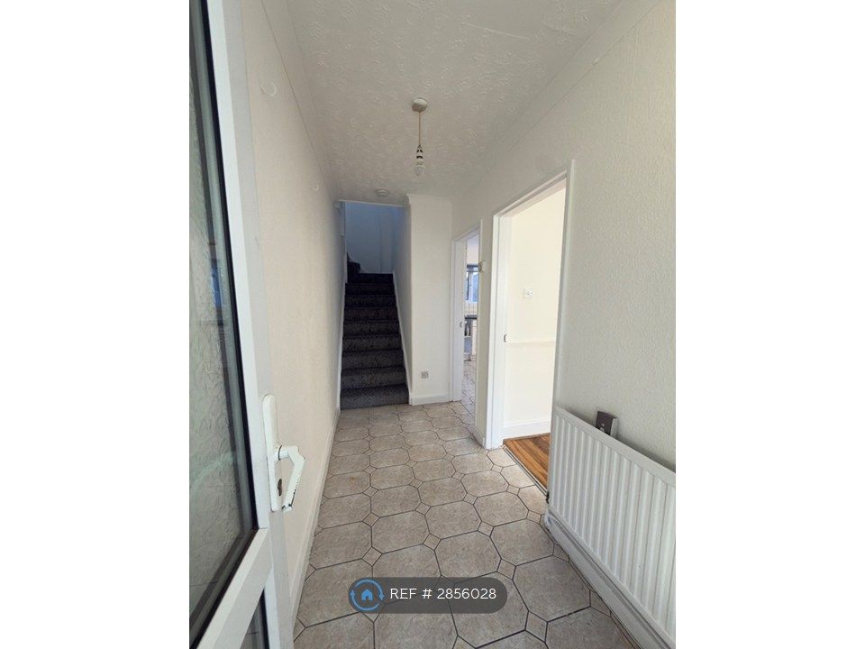 Property photo 3 of 20 Entrance / Hallway