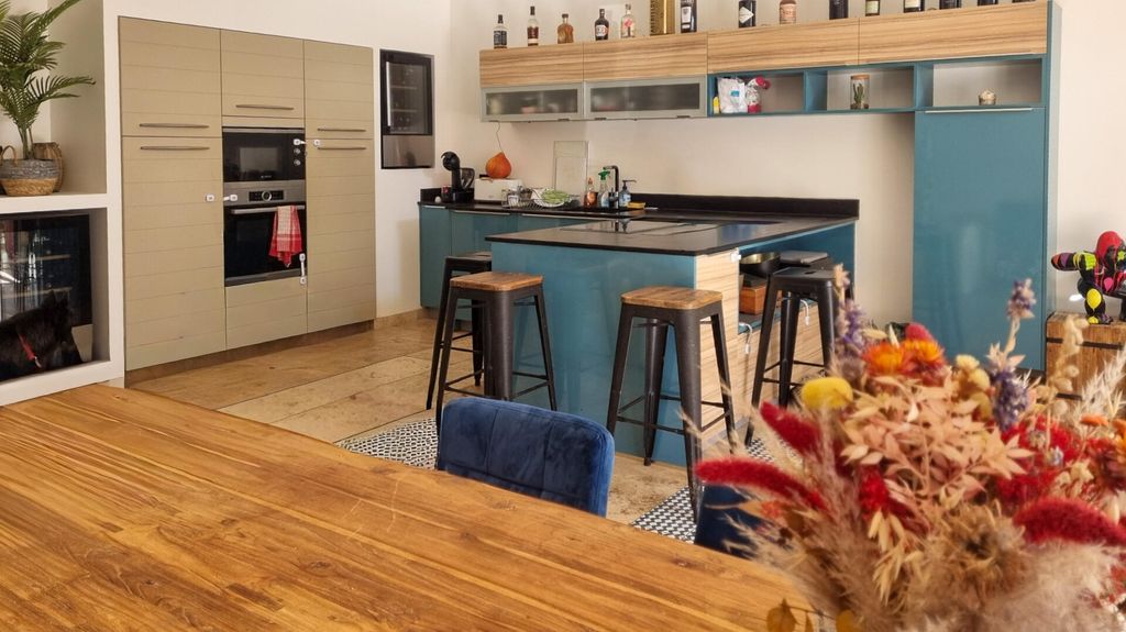 Property photo 2 of 21