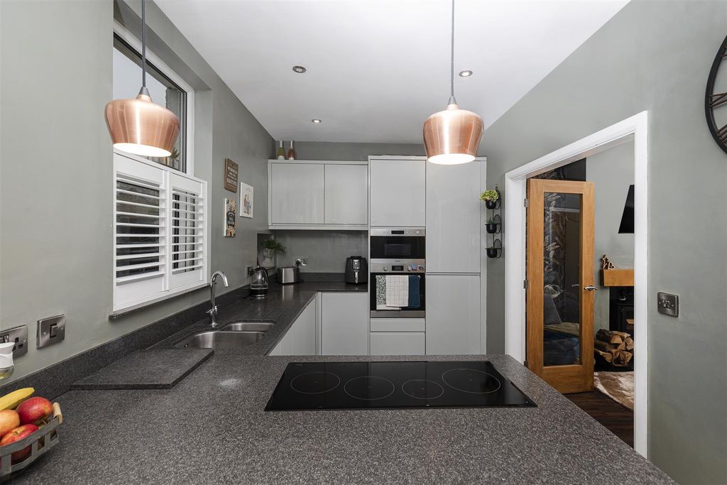 Property photo 2 of 28 Breakfast Kitchen