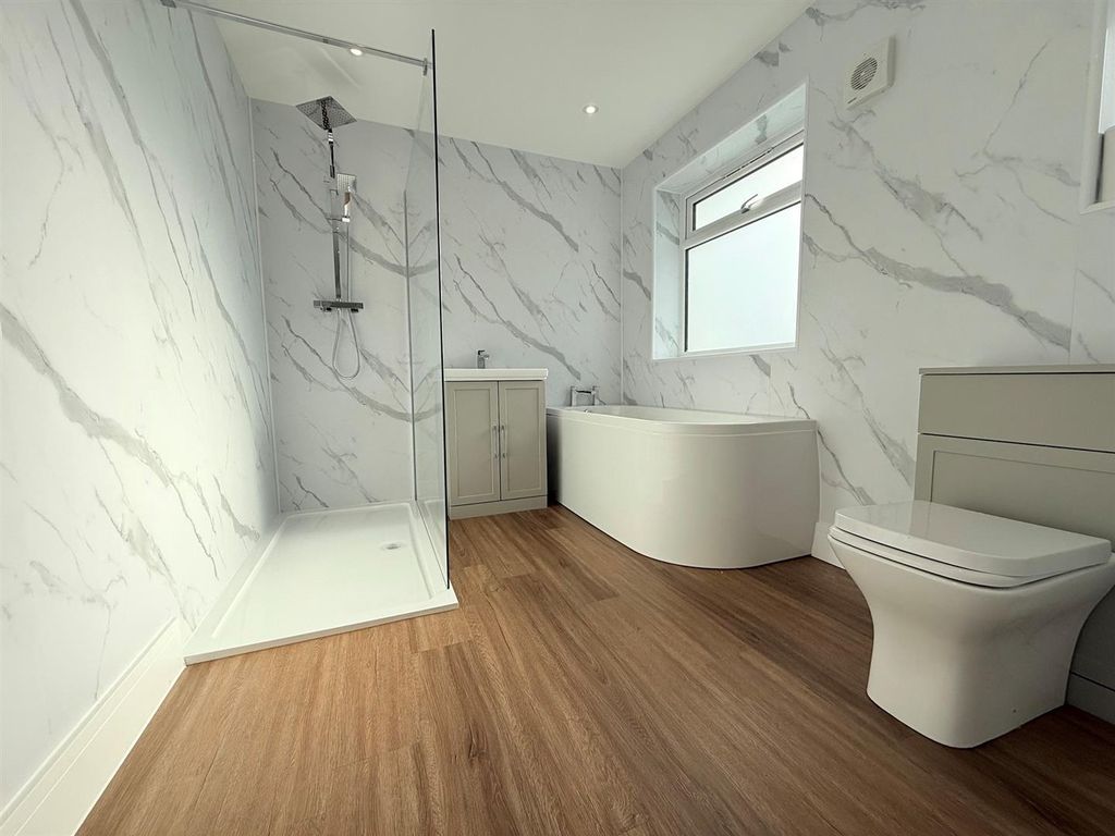 Property photo 3 of 21 Family Bathroom