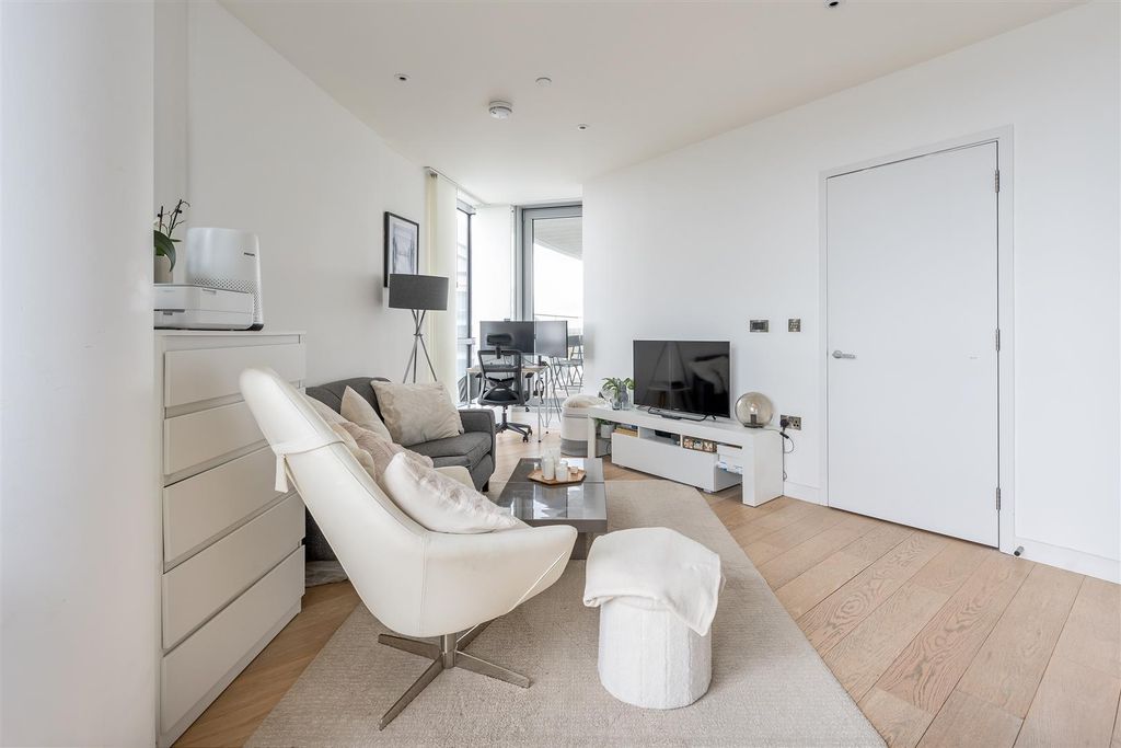 Property photo 3 of 20 Biscayne Avenue E14