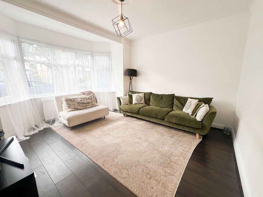 Property photo 2 of 12 Brockham Drive Ig2