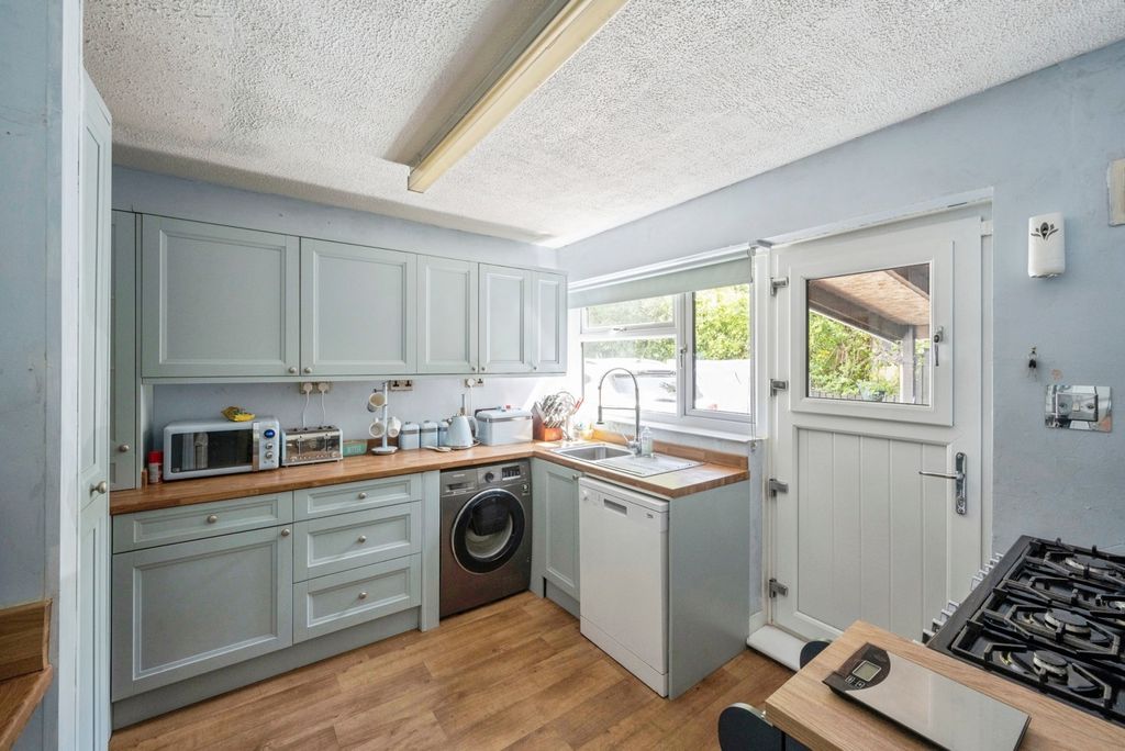 Property photo 3 of 17 Kitchen