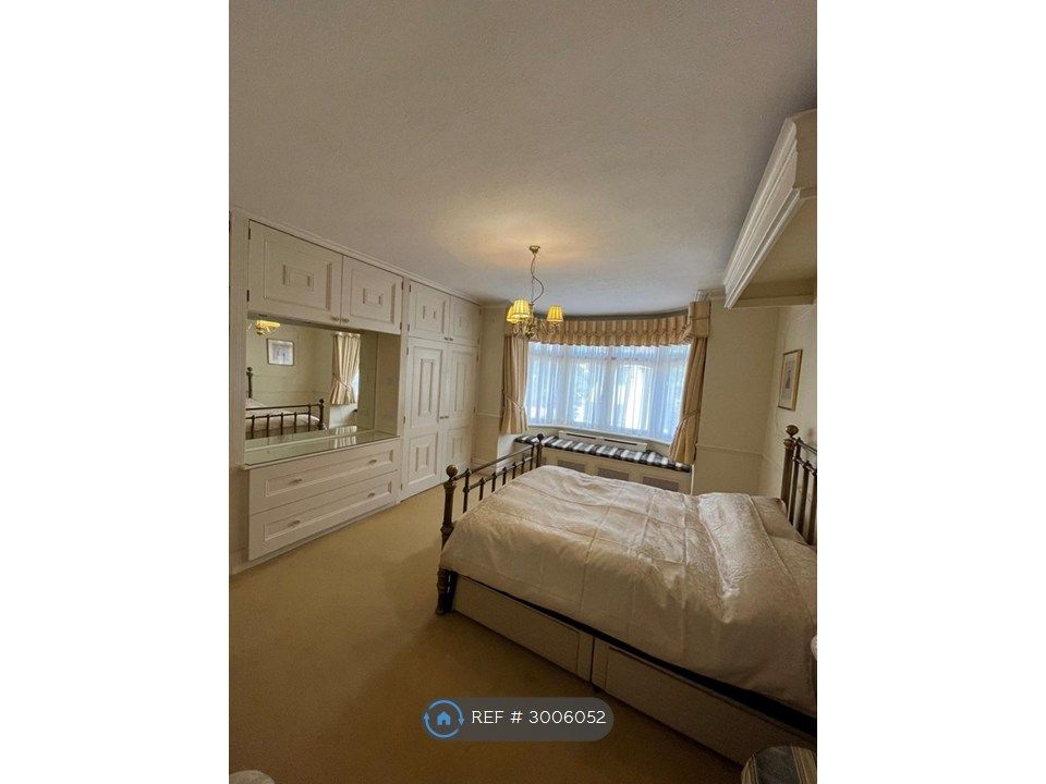 Property photo 1 of 20 Master Bedroom (Double)