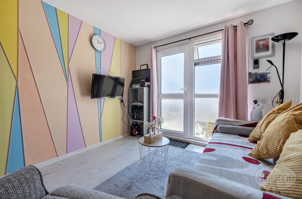 Property photo 2 of 19 Dcfefe18-5F30-443...