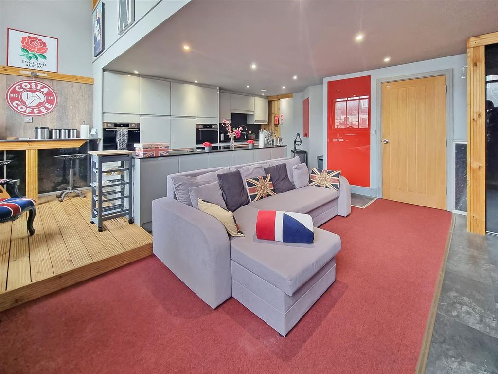 Property photo 2 of 10 88032.Jpg