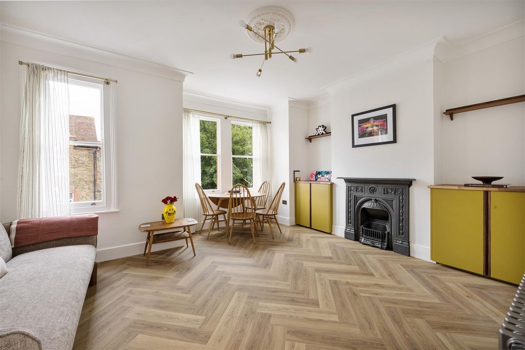 Property photo 2 of 40 Carr Road, E17